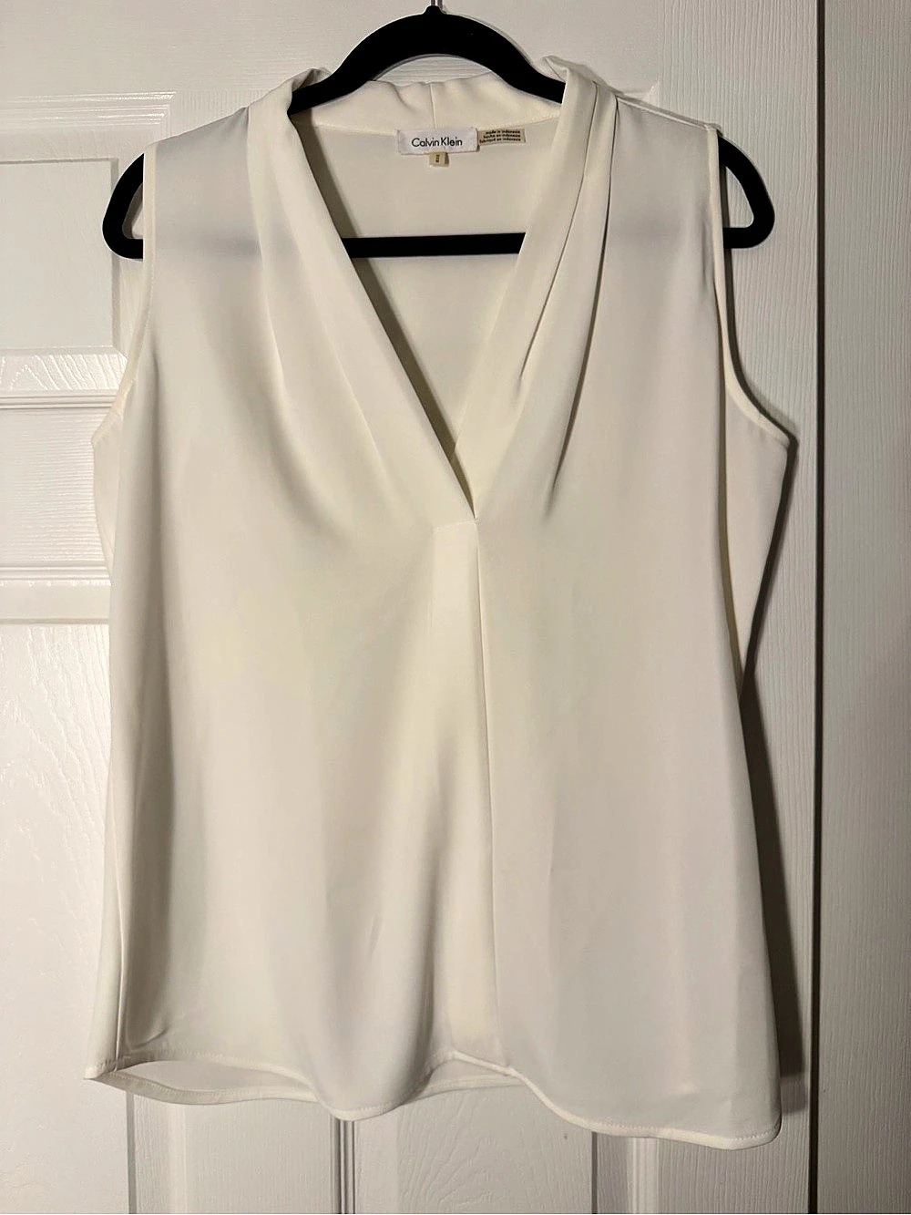 Calvin Klein Sleeveless V-Neck Top in White Size Medium Like New